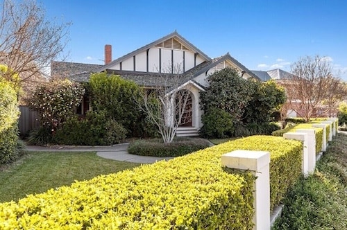 Luxuriously appointed, recently renovated 4 bed, 3 bath home in CBD