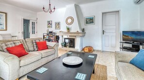 TV, fireplace, DVD player - Serena Magnificent Four Bedroom Villa (Lagoa)