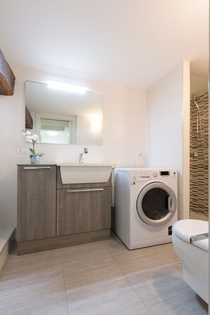 Dusche, Haartrockner, Bidet, Handtücher