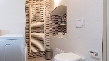 Douche, sĂšche-cheveux, serviettes fournies, savon