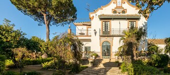 Manor house in the middle of Hacienda de Olivar