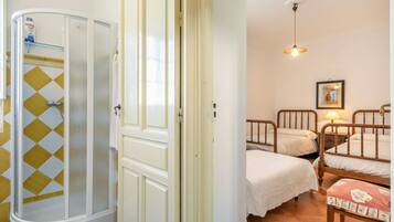 8 Schlafzimmer, Bügeleisen/Bügelbrett, Reisekinderbett, kostenloses WLAN