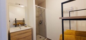 Dusche, Haartrockner, Handtücher, Toilettenpapier