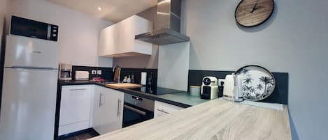 Réfrigérateur, four à micro-ondes, un four, surface de cuisson