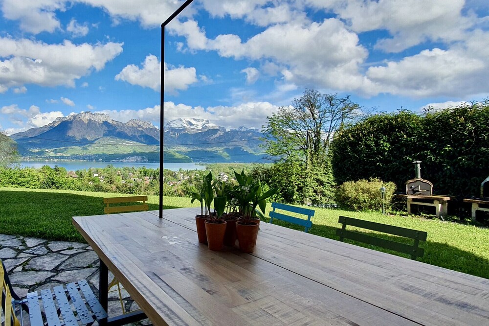Les Eaux Vives house with lake view jacuzzi