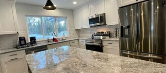 Gorgeous 4 Bedroom Cabin w/ Hot Tub in Donnelly!