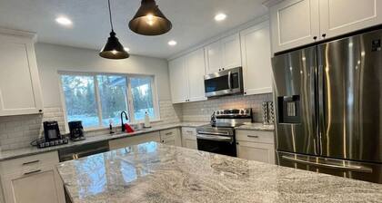 Gorgeous 4 Bedroom Cabin w/ Hot Tub in Donnelly!