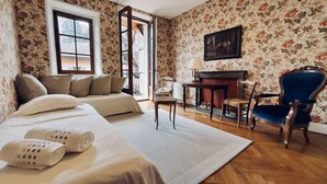 Un dormitorio con cama, escritorio, silla y un cuadro en la pared.