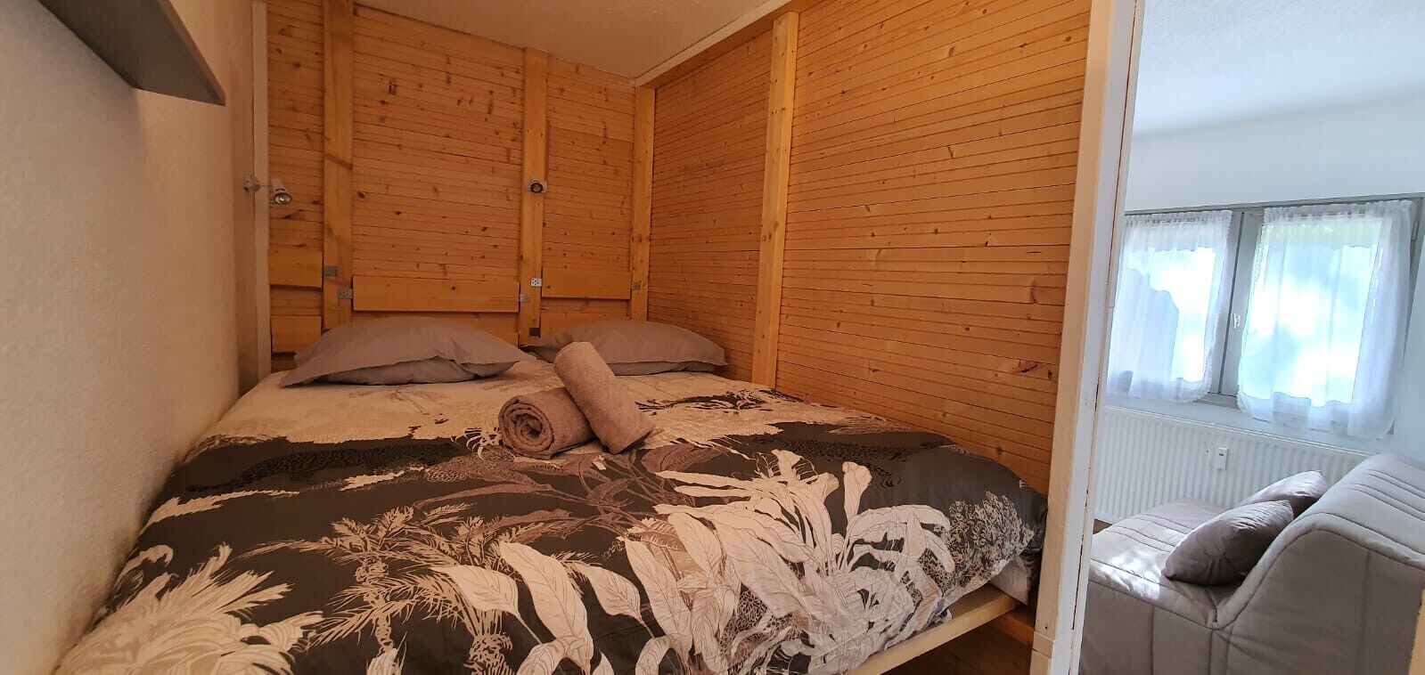 Een strijkplank/strijkijzer, gratis wifi, beddengoed