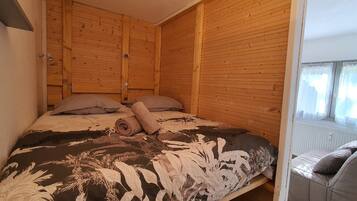 Een strijkplank/strijkijzer, gratis wifi, beddengoed