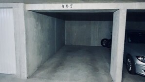 Eine Tiefgarage mit Betonpfeilern und einem Schild mit der Nummer 607.