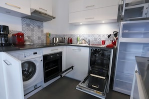 Kühlschrank, Mikrowelle, Ofen, Geschirrspüler