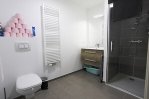 Dusche, Haartrockner, Handtücher