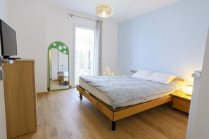 Een strijkplank/strijkijzer, gratis wifi, beddengoed