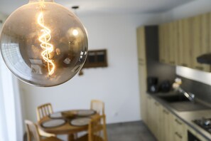 Een koelkast, een microgolfoven, een oven, een vaatwasser