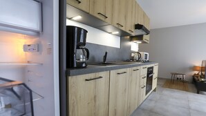 Kaffetrakter/tekoker, kjøleskap, mikrobølgeovn og ovn