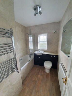 Combined shower/tub - Spacious 3 Bedroom house, 2.5 bathrooms, garden and close to Beverley center  (Beverley)