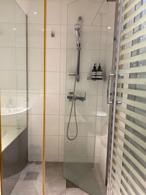 Deep-soaking bathtub, hair dryer, slippers, towels - Dalgona Guesthouse (Seoul)