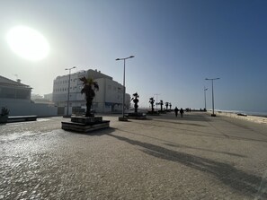 Gần bãi biển, cát trắng 