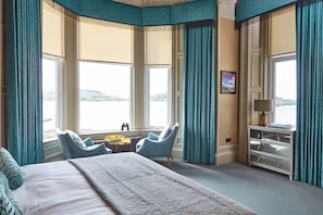 Ropa de cama de alta calidad y caja de seguridad en la habitación