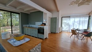 Fridge, microwave, oven, stovetop - Bright loft-style apartment in the woods (Saint-Paulet-de-Caisson)