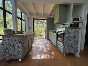 Coffee/tea maker, fridge, microwave, oven