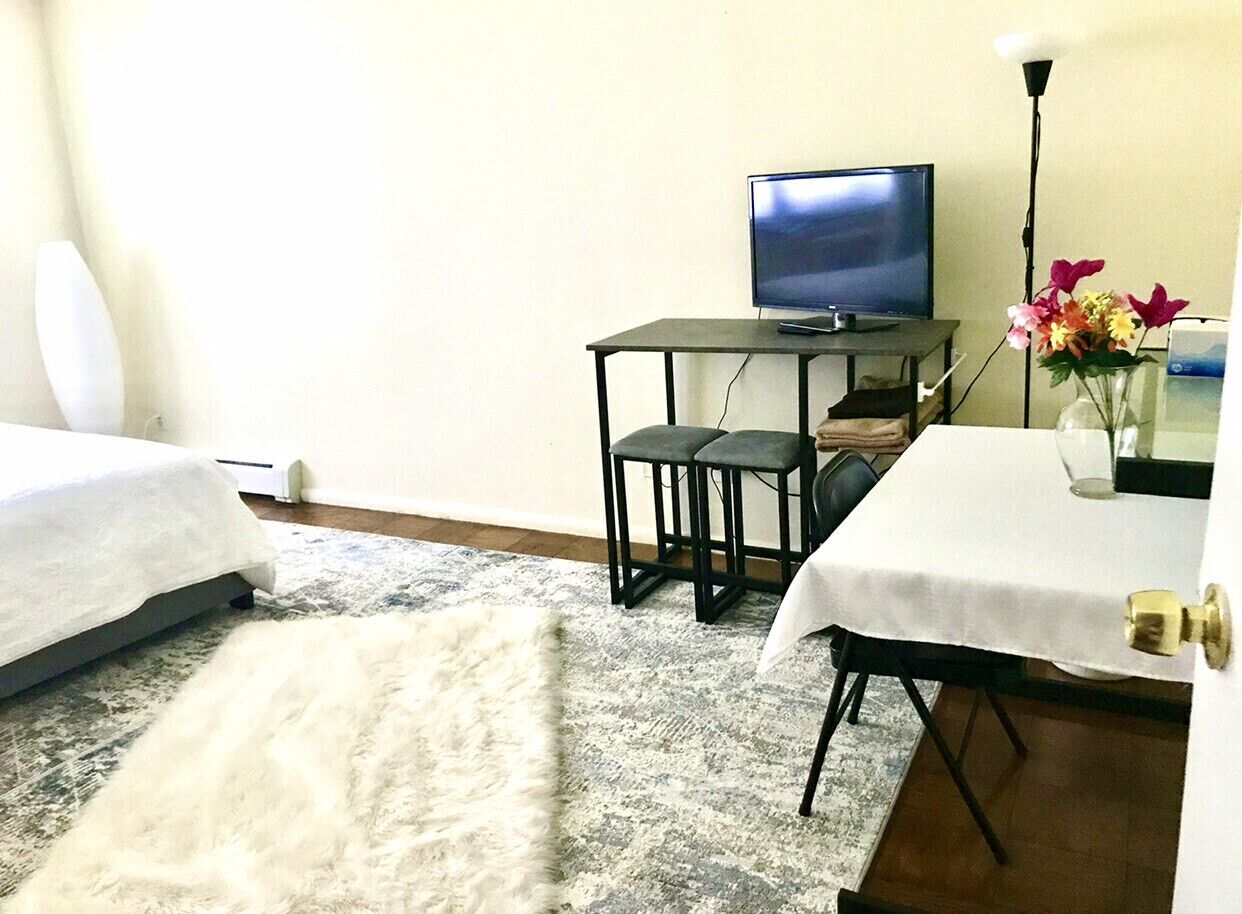 Bay Shore, New York, Private, Delightful, 1-Bedroom Apartment 