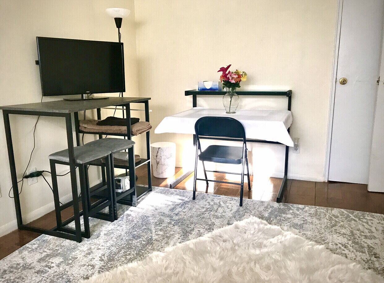 Bay Shore, New York, Private, Delightful, 1-Bedroom Apartment 