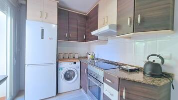 Een koelkast, een magnetron, een oven, een kookplaat