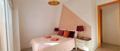 2 bedrooms, iron/ironing board, travel cot, free WiFi