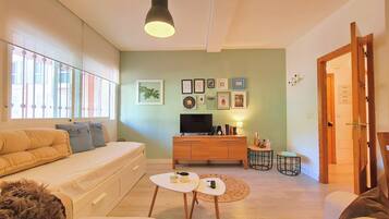 Een smart-tv en boeken