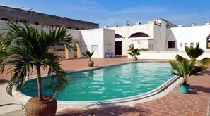 สระว่ายน้ำกลางแจ้ง