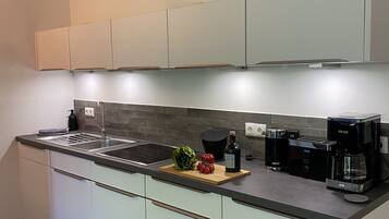 Kjøleskap, ovn, kokeplater og oppvaskmaskin