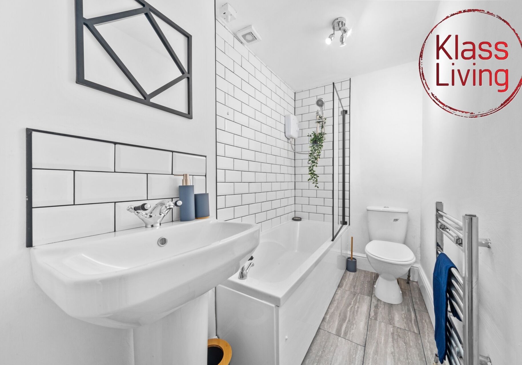 Combined shower/bathtub, hair dryer, towels