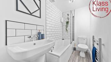 Combined shower/bathtub, hair dryer, towels