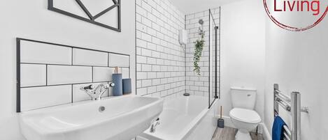 Combined shower/bathtub, hair dryer, towels