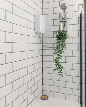 Ensemble douche/baignoire, sèche-cheveux, serviettes fournies