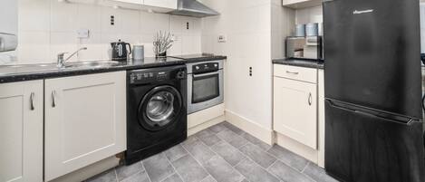 Kühlschrank, Mikrowelle, Ofen, Wasserkocher mit Kaffee-/Teezubehör