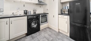 Fridge, microwave, oven, coffee/tea maker - Traditional ground floor apartment close to train station (Coatbridge)