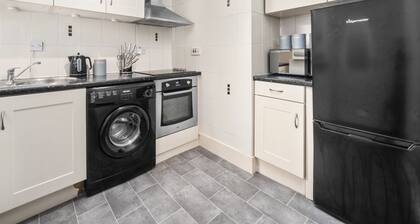 Traditional ground floor apartment close to train station