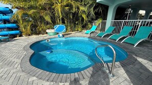 Unclassified image, 4 of 40, button