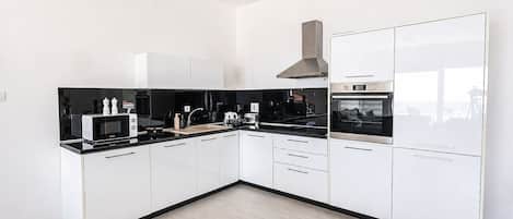 Coffee/tea maker, fridge, oven, stovetop