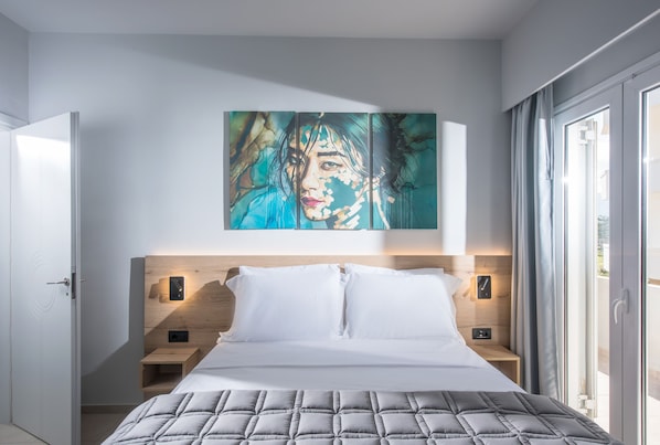 Un dormitorio moderno con una cama grande, un cabecero de madera, una obra de arte colgada en la pared y una mesita de noche con un reloj.