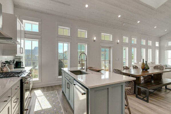 Refrigerador, microondas, lavavajillas y cafetera y tetera 