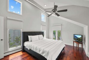 7 bedrooms, iron/ironing board, WiFi, bed sheets - Luxury Bayfront Retreat w/ Pool, Game Room & Dock (Brick Township)