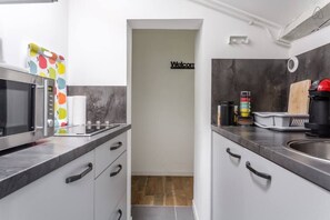 Een koelkast, een microgolfoven, een koffiezetapparaat/waterkoker