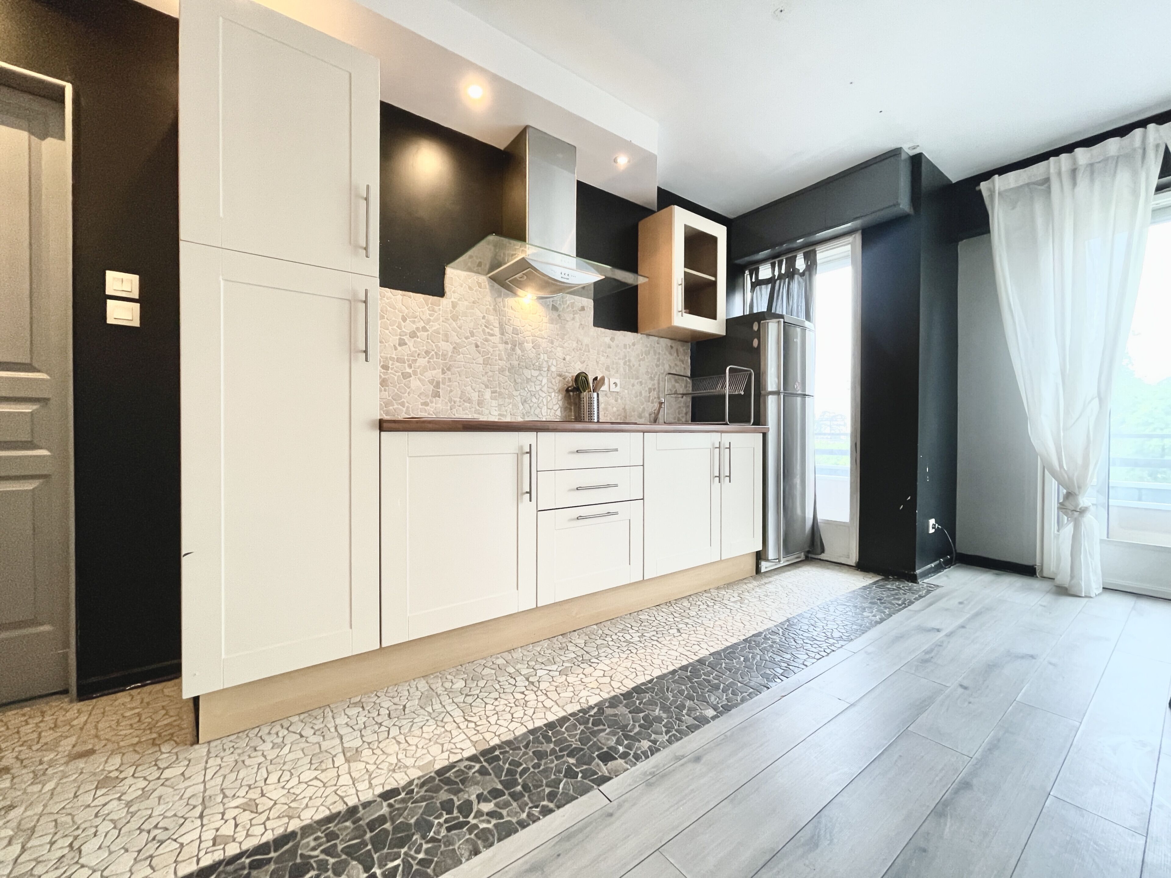 Réfrigérateur, micro-ondes, plaque de cuisson