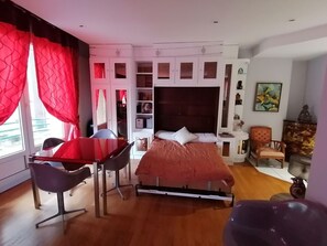 1 bedroom, desk, WiFi, bed sheets