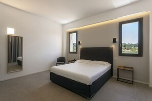 Luxe beddengoed, donzen dekbedden, een minibar, een kluis op de kamer
