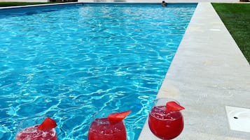 Piscina stagionale all'aperto, ombrelloni da piscina, lettini